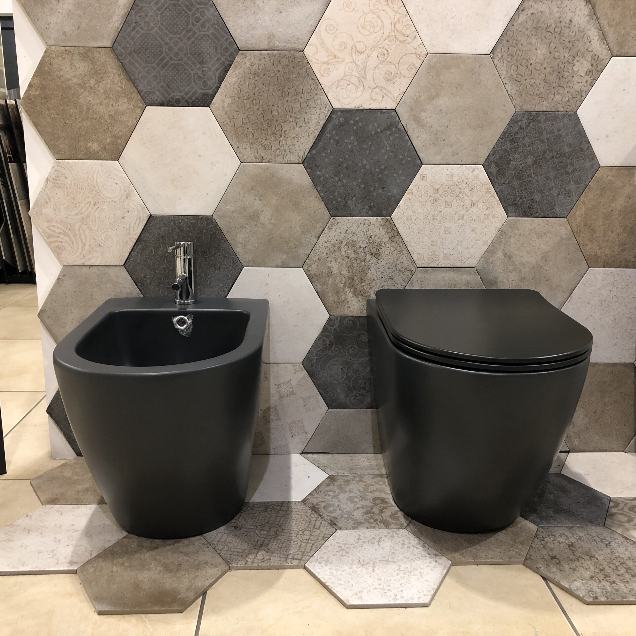SANITARI FILO TERRA CON COPRI VASO INCLUSO SOLFT CLOSE LEA TONDO BLACK