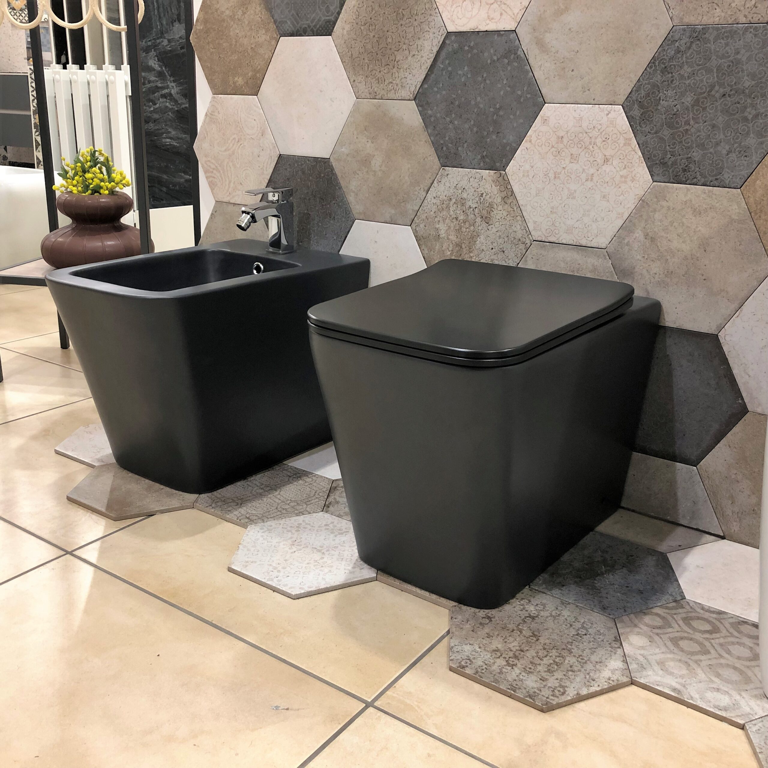 SANITARI FILO TERRA CON COPRI VASO INCLUSO SOLFT CLOSE LEA QUADRO BLACK - immagine 2