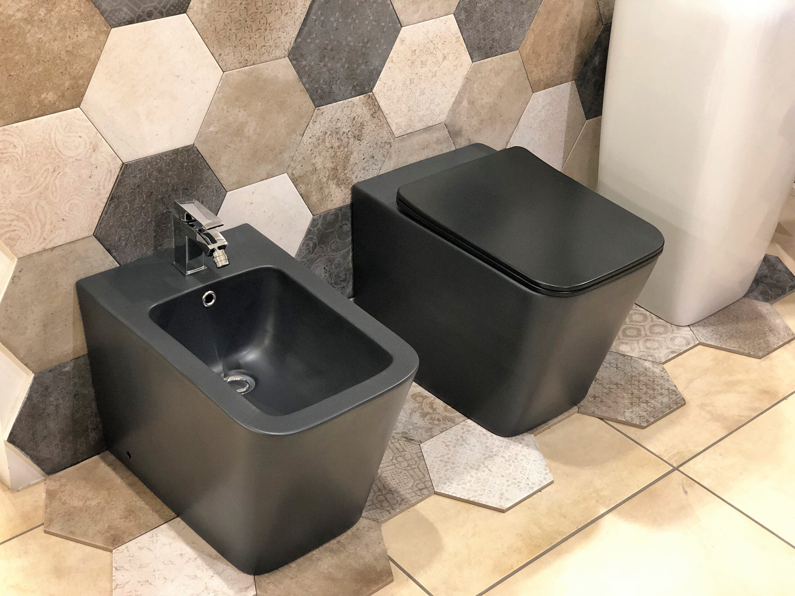SANITARI FILO TERRA CON COPRI VASO INCLUSO SOLFT CLOSE LEA QUADRO BLACK