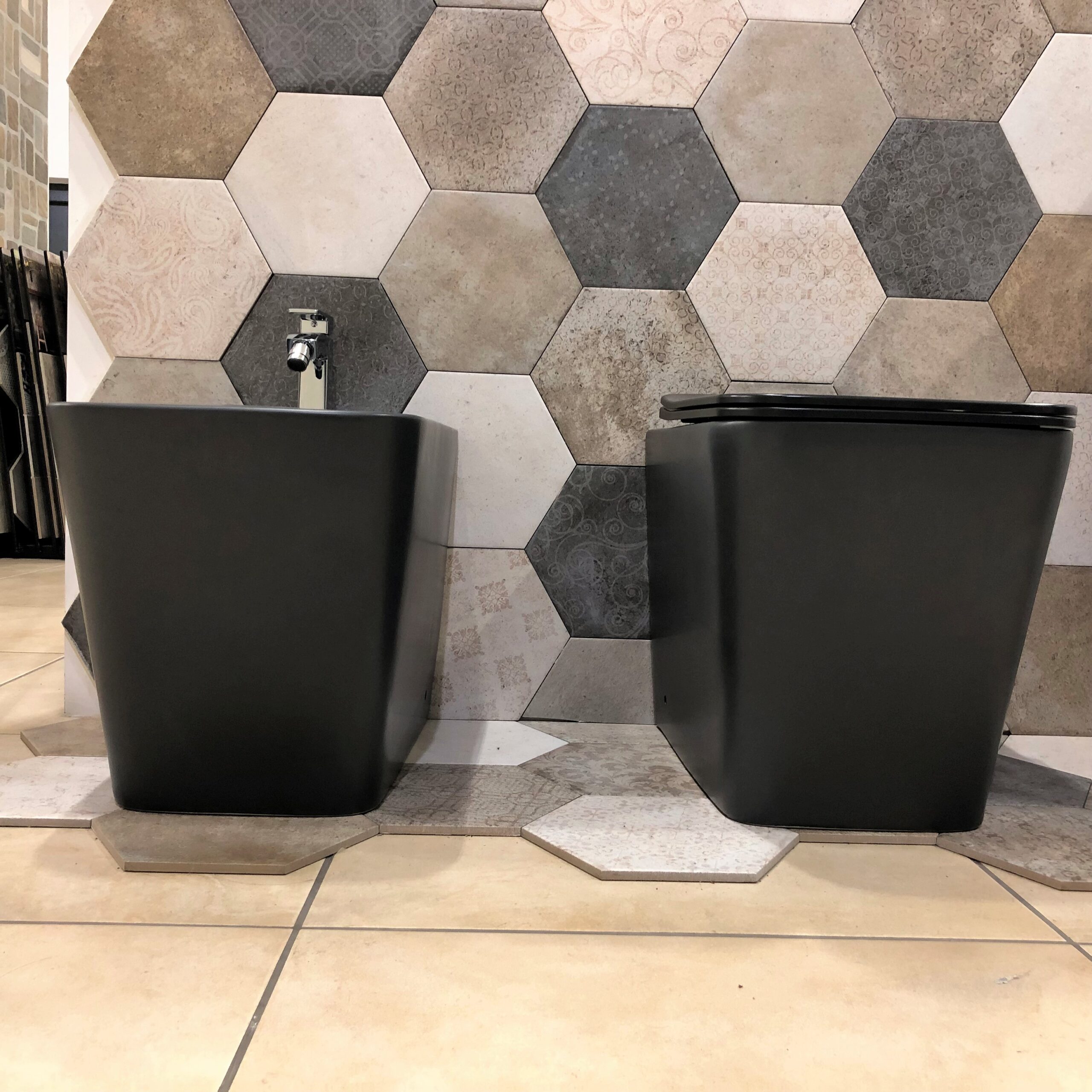 SANITARI FILO TERRA CON COPRI VASO INCLUSO SOLFT CLOSE LEA QUADRO BLACK - immagine 3