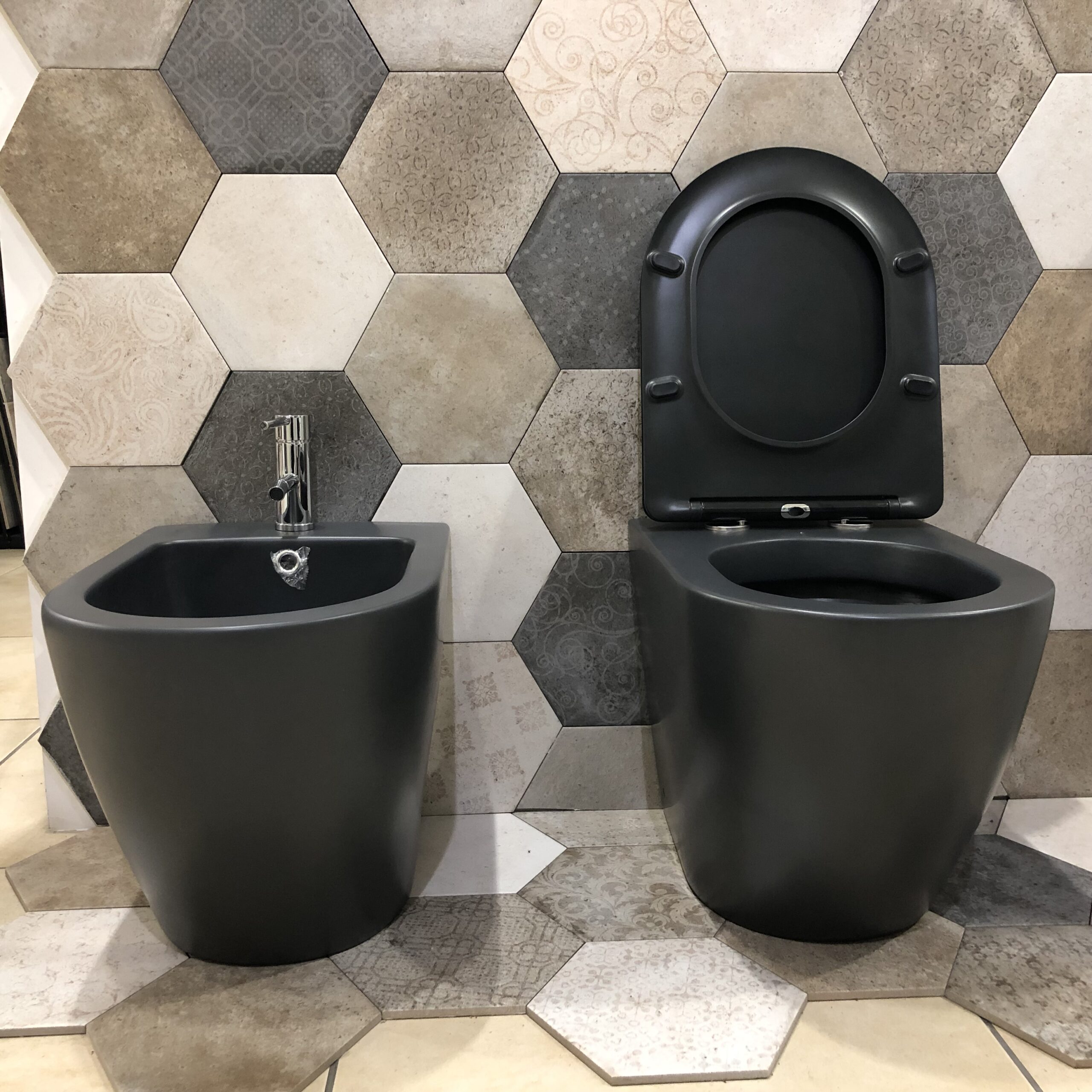 SANITARI FILO TERRA CON COPRI VASO INCLUSO SOLFT CLOSE LEA TONDO BLACK - immagine 2