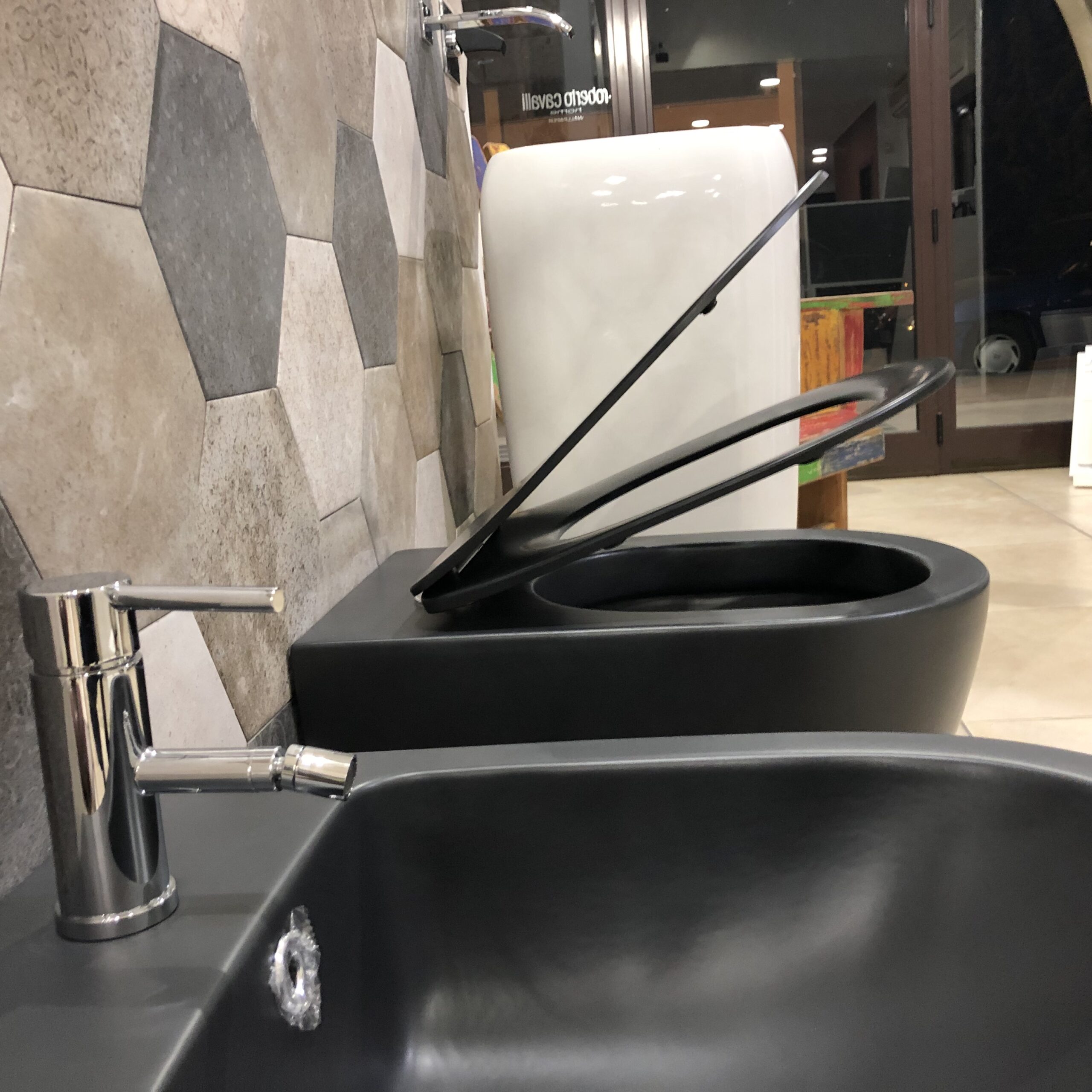 SANITARI FILO TERRA CON COPRI VASO INCLUSO SOLFT CLOSE LEA TONDO BLACK - immagine 3