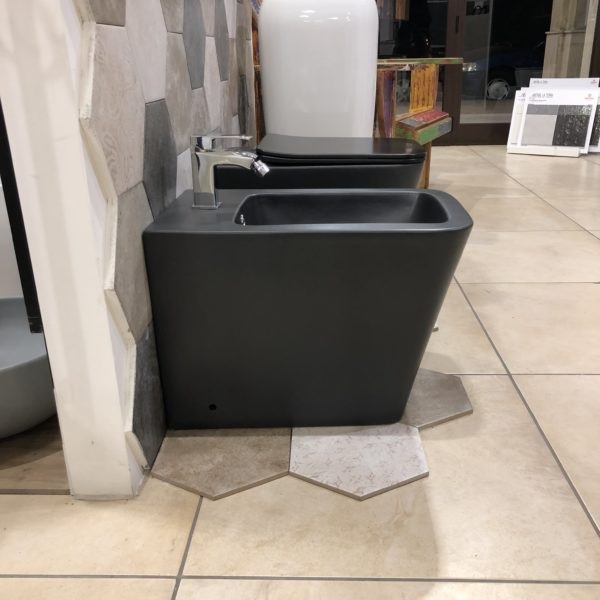 SANITARI FILO TERRA CON COPRI VASO INCLUSO SOLFT CLOSE LEA QUADRO BLACK - immagine 4
