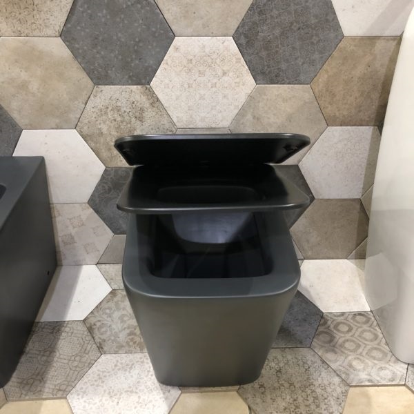 SANITARI FILO TERRA CON COPRI VASO INCLUSO SOLFT CLOSE LEA QUADRO BLACK - immagine 5