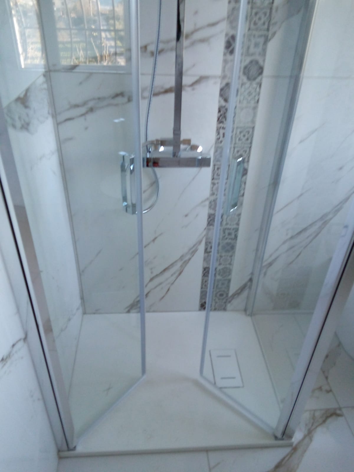 BOX DOCCIA CON PORTA BATTENTE SALOON E PARETE FISSA LEA - immagine 3