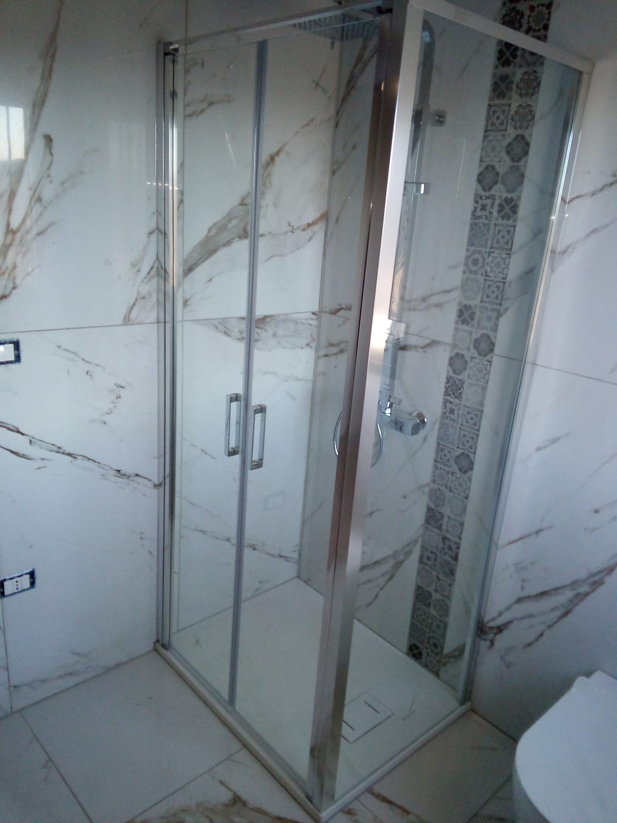 BOX DOCCIA CON PORTA BATTENTE SALOON E PARETE FISSA LEA - immagine 2
