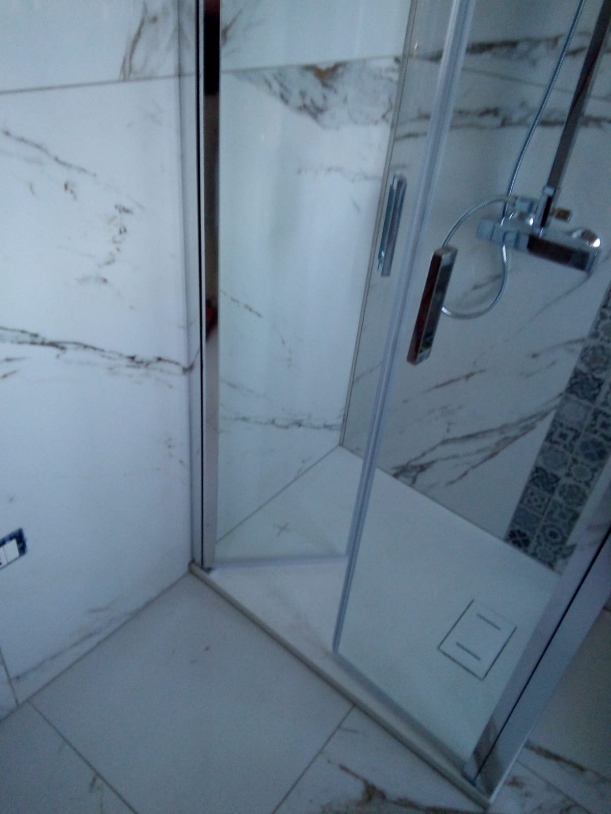BOX DOCCIA CON PORTA BATTENTE SALOON E PARETE FISSA LEA - immagine 5