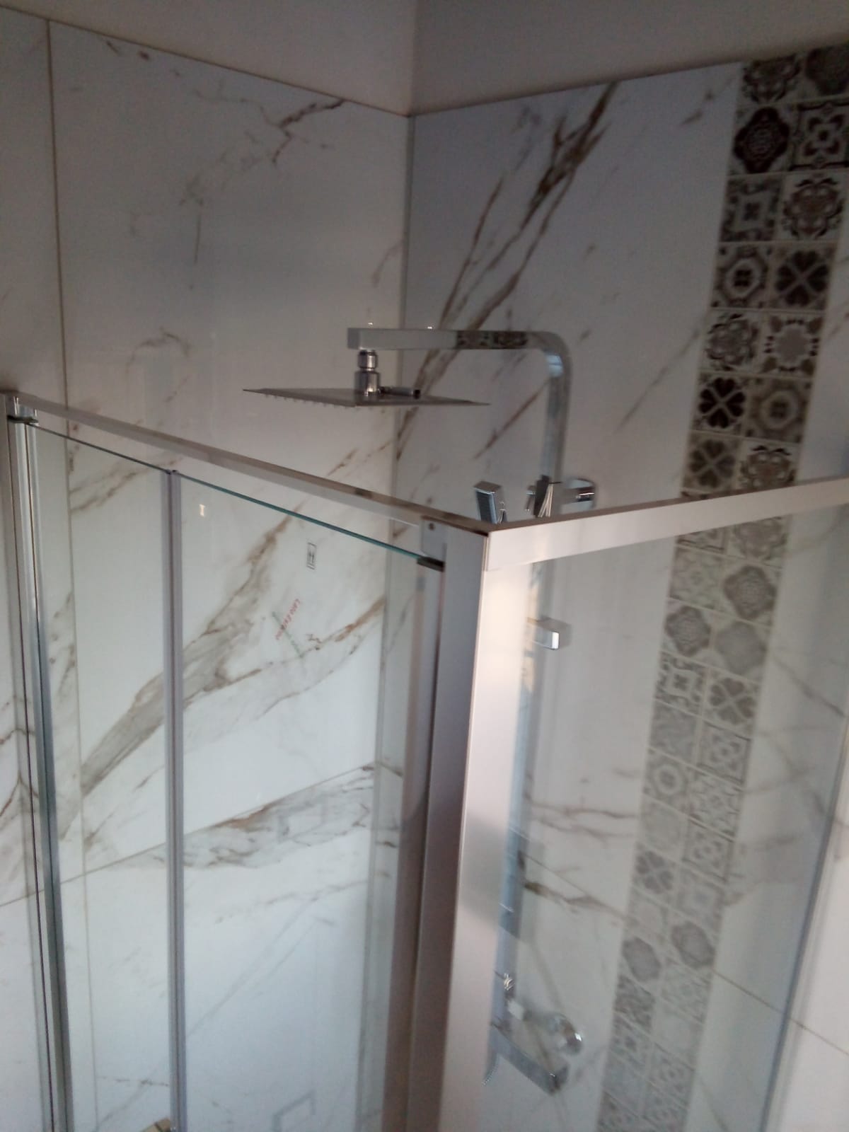 BOX DOCCIA CON PORTA BATTENTE SALOON E PARETE FISSA LEA - immagine 6